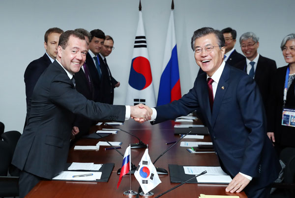 문재인 대통령이 14일 필리핀 마닐라 필리핀국제컨벤션센터(PICC) 양자회담장에서 드미트리 메드베데프 러시아 총리를 만나 악수하고 있다. 연합뉴스