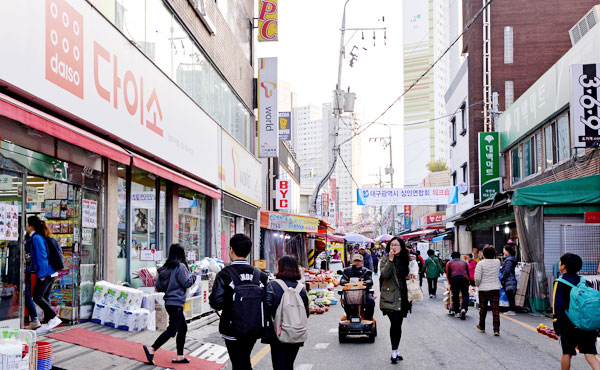 전통시장 내에 점포를 내도 아무런 제재를 받지 않는 중형마트들로 인해 동네 상권이 위협을 받고 있다. 14일 오후 동대구시장에 생활용품 유통업체인 