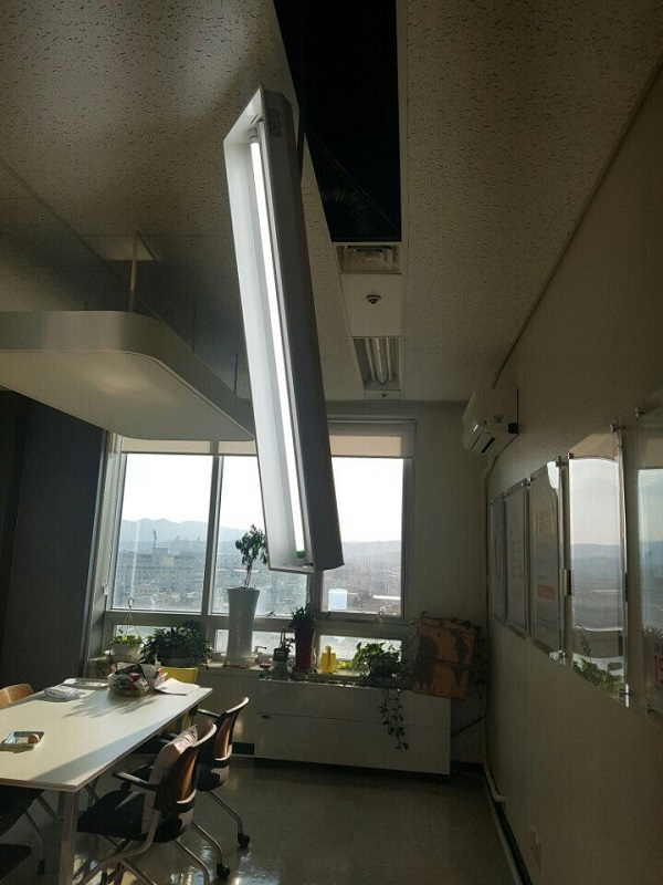 15일 발생한 지진으로 포항시내 한 건물 실내에서 전등이 떨어져있다. [독자제보]