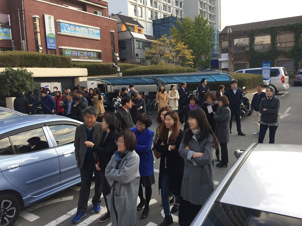 지진이 발생하자 옥외로 대피한 대구시 공무원[사진 독자제보]