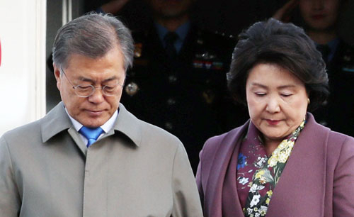 문재인 대통령이 부인 김정숙 여사와 함께 인도네시아
