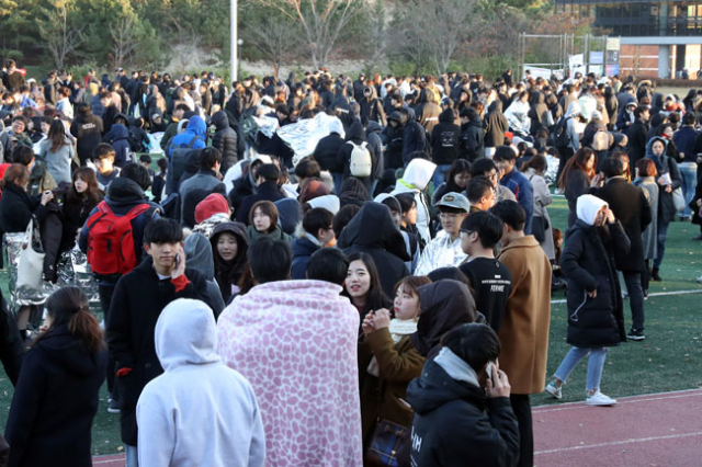 15일 포항에서 발생한 지진으로 한동대학교 건물이 무너지고 균열이 발생하면서 학생들이 운동장으로 대피해 있다. 연합뉴스