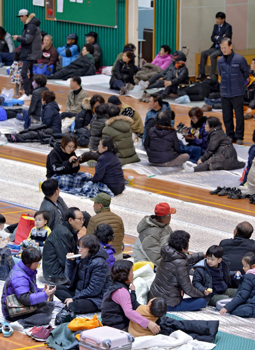 15일 오후 포항시에 규모 5.4의 지진이 발생한 가운데 여진에 놀란 북구 주민들이 흥해 실내체육관으로 대피해 있다. 김영진 기자 kyjmaeil@msnet.co.kr
