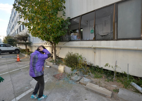 [자료사진] 15일 오후 포항시 북구 북쪽 9㎞ 지역에서 규모 5.4의 지진이 발생한 가운데 북구 흥해읍 마산리 대성아파트 외벽과 유리창이 파손돼 있다. 우태욱 기자 woo@msnet.co.kr