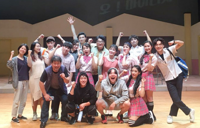 극단 한울림 직원들이 창단 20주년을 맞아 한자리에 모여 기념 촬영을 하고 있다. 앞줄 맨 왼쪽이 정철원 대표. 극단 한울림 제공