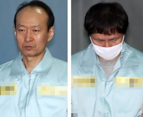 박근혜 정부 시절 국가정보원의 특수활동비 수십억원을 상납받은 혐의로 구속된 이재만(왼쪽), 안봉근 전 청와대 비서관이 17일 오전 서초구 서울중앙지방법원에서 열린 국정농단 청문회 불출석 관련 공판에 출석하기 위해 법정으로 향하고 있다. 연합뉴스
