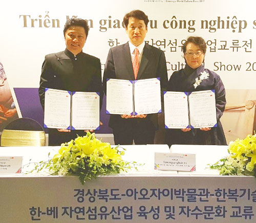 경북도와 베트남 아오자이박물관, 한복기술진흥원은 자연섬유 산업 육성 등을 위한 상호협력 협약을 맺었다. 경북도 제공