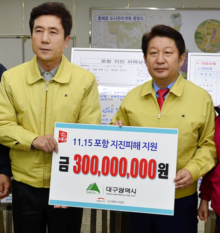 권영진(오른쪽) 대구시장이 17일 지진이 발생한 포항지역을 방문해 지진 피해 지원금 3억원을 이강덕 포항시장에게 전달하고 있다. 성일권 기자 sungig@msnet.co.kr