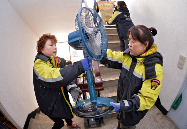 포항지역 의용소방대원들이 18일 오후 포항 흥해읍 대성아파트에서 주민들의 이삿짐을 임시 거처로 옮기고 있다. 김영진 기자 kyjmaeil@msnet.co.kr