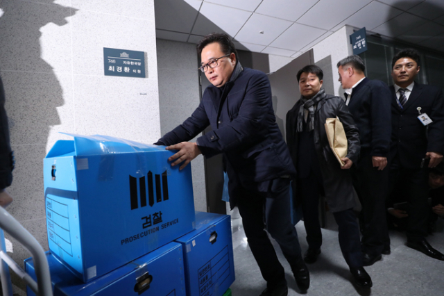 검찰이 20일 오후 최경환 자유한국당 국회의원의 의원회관 사무실에서 압수수색을 마치고 압수물을 가지고 나오고 있다. 연합뉴스