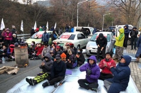 국방부가 21일 오전 사드(THAAD·고고도미사일방어체계) 기지에 공사차량과 장비를 반입하려하자 성주군 초전면 소성리 주민 100여명이 사드기지 앞 진밭교에 컨테이너와 1t 트럭·승용차 등으로 막고 있다. 연합뉴스