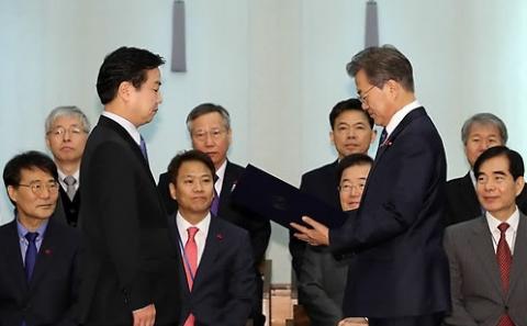 문재인 대통령이 21일 오전 청와대 본관 충무실에서 홍종학 중소벤처기업부 장관에게 임명장을 수여하고 있다. 연합뉴스