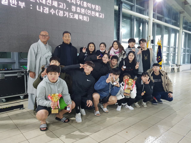 19일 끝난 제21회 회장배 전국 핀수영대회에서 전국 최강을 다시 한 번 입증한 대구체고 선수들이 기념사진을 찍고 있다. 대구체고 제공