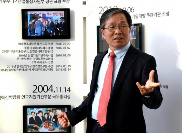 이재훈 원장이 경북테크노파크 본관 1층 로비에서 \