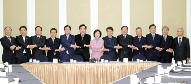 포항 지진 후속 대책 등을 논의하기 위해 21일 오전 국회 귀빈식당에서 열린 제5차 고위당정협의회에서 이낙연 국무총리와 더불어민주당 추미애 대표, 우원식 원내대표, 김부겸 행안부 장관, 홍장표 청와대 경제수석, 김수현 청와대 사회수석 등이 기념촬영을 하고 있다. 연합뉴스