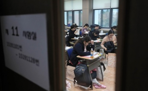 2018학년도 대학수학능력시험이 열린 23일 오전 수험생들이 서울 중구 이화여자외국어고등학교 고사장에서 시험을 기다리고 있다. 자료사진 연합뉴스