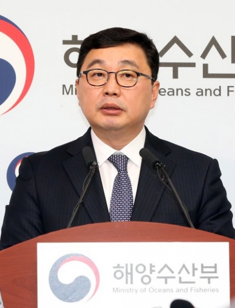 세월호에서 사람의 것으로 추정되는 뼈 1점이 추가로 발견됐지만, 보고를 받고 이를 선체조사위와 미수습자 가족 등에게 닷새동안 알리지 않은 현장수습본부 김현태 부본부장이 보직 해임됐다. 사진은 김현태 부본부장. 자료사진 연합뉴스