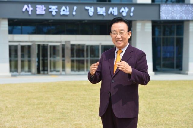 김관용 경상북도지사는 신도청 시대의 새 역사를 열어 한반도 허리 경제와 국토 중심, 세상의 중심에 경북을 우뚝 세웠다. 김 도지사는 도청신도시의 성공적 정착과 활성화를 통해 새로운 경북시대를 열겠다고 밝혔다. 경북도 제공