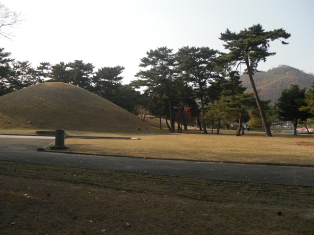 무열왕릉과 서악고분군에서는 한 번쯤 유목민이 된 듯 상상에 빠진다. 무열왕릉 뒤로 선도산이 보인다.