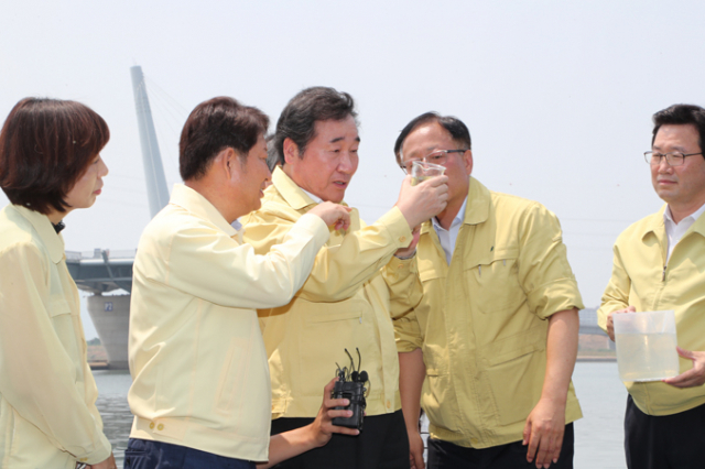 이낙연 국무총리가 지난 6월 대구 강정고령보와 매곡정수장을 찾아 권영진 대구시장과 수돗물을 시음하고 있다. 이 총리는 대구 취수원 이전 문제와 관련해 중앙정부가 중재를 통해 해결책을 마련하겠다고 밝힌 바 있다. 대구시 제공