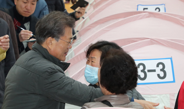문재인 대통령이 24일 오전 지진 피해 이재민이 머물고 있는 포항시 흥해실내체육관 대피소를 방문해 시민들을 위로하고 있다. 연합뉴스