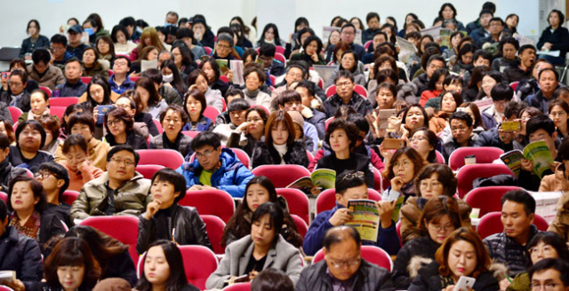 2018학년도 대학수학능력시험 실시 이후 첫 입시설명회가 매일신문과 대구시 일반계고교학부모연합회 주최로 25일 오후 대구 수성구 대륜고등학교 대강당에서 열렸다. 정운철 기자 woon@msnet.co.kr