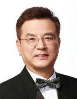 대구 CBS 음악 FM 개국을 기념해, 첫날인 12월 1일 대구서 생방송을 진행하는 방송인 강석우 씨.