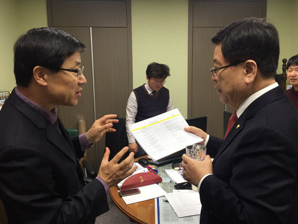 경북도 국비 예산 담당 공무원이 27일 오전 국회 예결위 소속 김광림(오른쪽) 자유한국당 의원과 국비 확보 전략을 논의하고 있다. 홍준표 기자