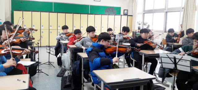 구미 경구중이 최근 바이올린과 승마수업을 개설하는 등 다양한 방과 후 프로그램을 운영해 사교육비를 절감하고 있다. 경구중 제공