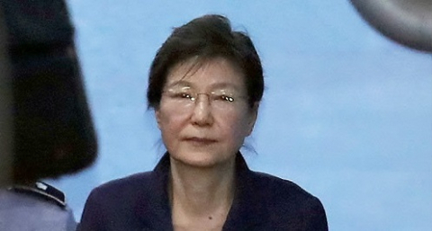 박근혜 전 대통령이 구속 연장 후 첫 공판을 마친 지난달 16일 오전 서울중앙지법을 나서고 있다. 자료사진 연합뉴스