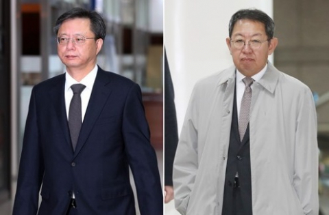 이석수 전 특별감찰관(오른쪽)과 우병우 전 청와대 민정수석(왼쪽)이 27일 오후 서초구 서울중앙지방법원에서 열린 우 전 수석의 속행 공판에 증인으로 출석하기 위해 각각 법정으로 향하고 있다. 자료사진 연합뉴스