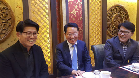 자유한국당의 이재만 최고위원, 김상훈 대구시당위원장, 김문수 전 경기도지사 등이 28일 대구에서 지역기자 간담회를 가지고 있다. 임상준 기자