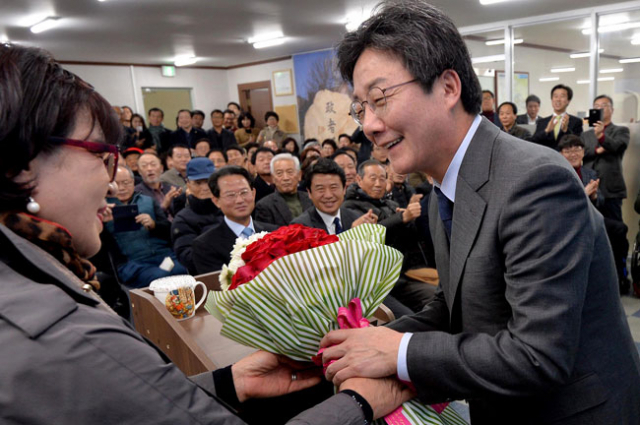 유승민 바른정당 대표가 28일 오후 바른정당 대구시당에서 열린 당직자 간담회에서 지지자에게 꽃다발을 받고 있다. 김영진 기자 kyjmaeil@msnet.co.kr