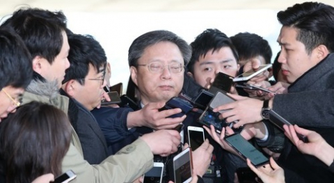 직권남용 및 국가정보원법 위반 공모 혐의를 받는 우병우 전 청와대 민정수석이 29일 오전 서울 서초구 서울중앙지검에 피의자 신분으로 출석하고 있다. 그의 