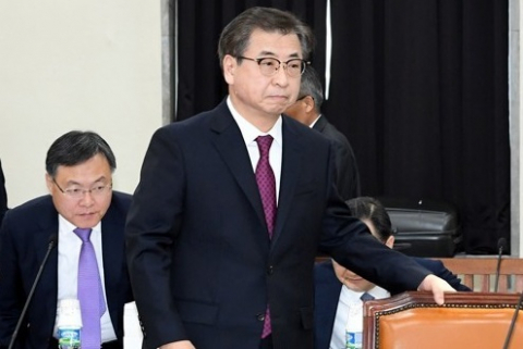 서훈 국정원장이 29일 오전 국회에서 열린 정보위원회 전체회의에 출석, 자리에 앉고 있다. 연합뉴스