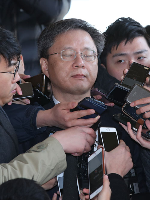 직권남용 및 국가정보원법 위반 공모 혐의를 받는 우병우 전 청와대 민정수석이 29일 오전 서울 서초구 서울중앙지검에 피의자 신분으로 출석하고 있다. 그의 