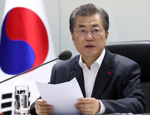 문재인 대통령이 29일 새벽 긴급 소집한 국가안전보장회의에서 북한의 장거리 탄도미사일 도발과 관련, 