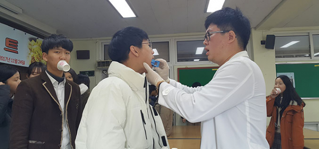 봉화인터넷고등학교 학생들이 공중보건치과의사에게 구강검진을 받고 있다.