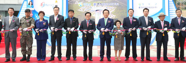 왜관3일반산업단지 준공식이 지난 5월 23일 왜관읍 낙산리 일대에서 김관용 도지사를 비롯한 백선기 칠곡군수, 칠곡군의원 등이 참가한 가운데 열렸다. 칠곡군 제공
