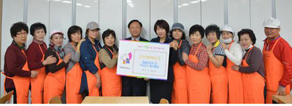 원대새마을금고 이사장과 임원들은 지난달 8일 제일종합사회복지관을 찾아 무료급식 지원 및 급식 봉사활동에 나섰다. 원대새마을금고 제공