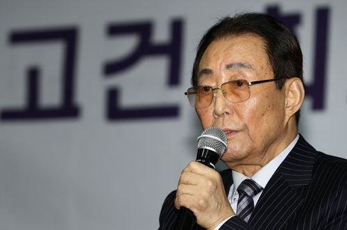 회고록을 출간한 고건 전 국무총리가 지난 11월 30일 오후 서울 종로구의 한 식당에서 열린 기자간담회에서 인사말을 하고 있다. 연합뉴스.