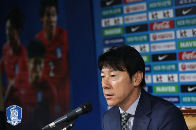 신태용 대표팀 감독이 3일 2018 러시아 월드컵 본선 조추첨 후 귀국길에 인천국제공항에서 열린 기자회견에서 2018 러시아 월드컵 16강행에 대한 자신감을 내비쳤다. 대한축구협회 제공