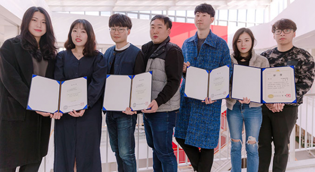 대구건축대전과 도시설계공모전에서 수상한 대구가톨릭대 건축학 전공 학생들. 왼쪽부터 박혜원, 이보라, 성진호, 정경석, 이준수, 김효진, 서재덕 학생. 대구가톨릭대 제공