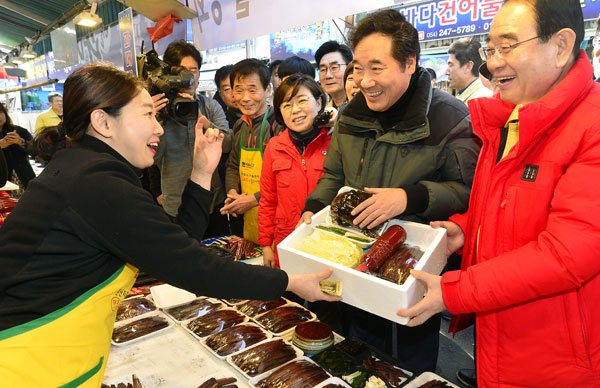 이낙연(오른쪽 두 번째) 국무총리가 3일 포항 지진 피해 현장을 방문한 뒤 죽도시장에서 과메기를 구입하고 있다. 성일권 기자 sungig@msnet.co.kr