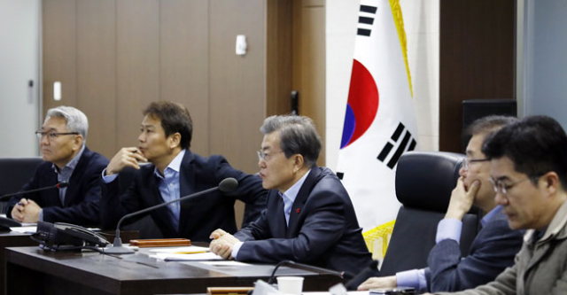문재인 대통령이 3일 오전 위기관리실에서 영흥도 앞바다 낚싯배 침몰과 관련해 보고받고 긴급대응을 지시하고 있다. 연합뉴스