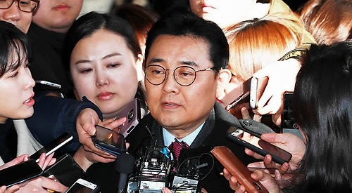 롯데홈쇼핑·GS홈쇼핑 등으로부터 뇌물을 수수한 의혹 등을 받는 전병헌 전 청와대 정무수석비서관이 4일 오후 서울 서초동 중앙지검에 출석하고 있다. 연합뉴스