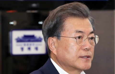 문재인 대통령이 4일 오후 청와대 여민관에서 열린 수석보좌관회의를 주재하고 있다. 연합뉴스
