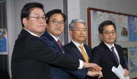 자유한국당 정우택(왼쪽부터), 더불어민주당 우원식, 국민의당 김동철 원내대표와 김동연 경제부총리 겸 기획재정부 장관이 4일 오후 국회에서 내년도 예산안 처리 합의문을 발표한 뒤 기념촬영을 하고 있다. 연합뉴스