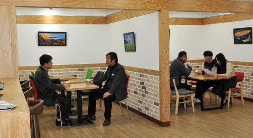 북새통 카페를 찾은 군청직원들이 커피를 마시며 담소를 나누고 있다.