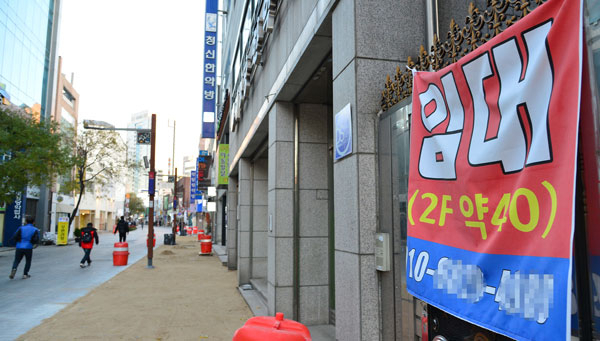 대구 중구 약령시에 많은 손님이 찾아오고 상권이 활성화되면서 건물 임대료가 상승하는 등 젠트리피케이션 폐해가 발생하고 있다. 4일 오후 약전골목의 한 건물에 내걸린 임대 현수막. 정운철 기자 woon@msnet.co.kr